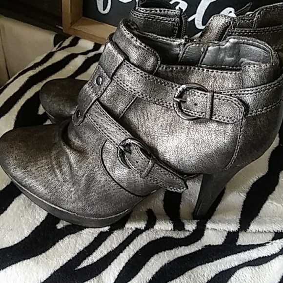 Guess - Picture 4 of 8